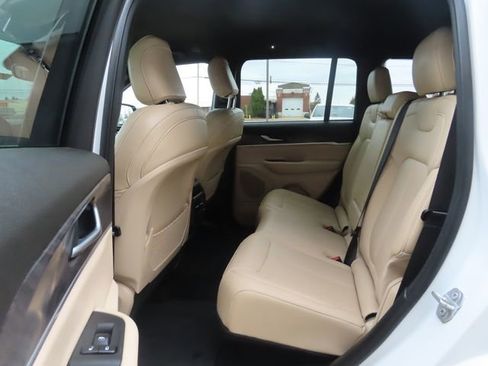 Used 2023 Jeep Grand Cherokee Limited AWD/4WD image 23