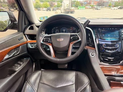 Used 2020 Cadillac Escalade ESV Luxury AWD/4WD image 28