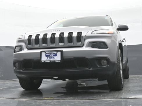 Used 2016 Jeep Cherokee Latitude AWD/4WD image 42