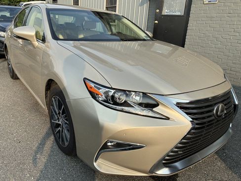 Used 2017 Lexus ES 350 w/ Navigation System Package FWD image 3