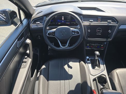 Certified 2022 Volkswagen Tiguan SE R-Line FWD image 20