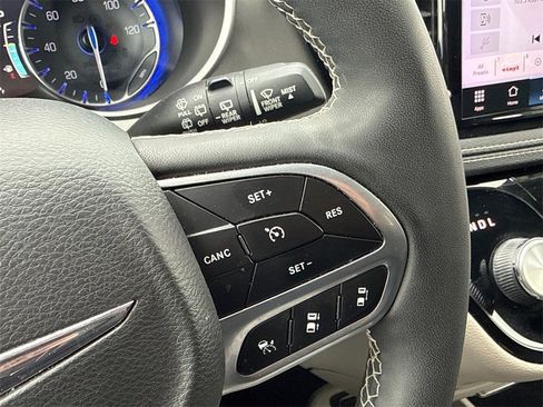 Used 2022 Chrysler Pacifica Touring-L w/ Uconnect Theater Family Group image 26