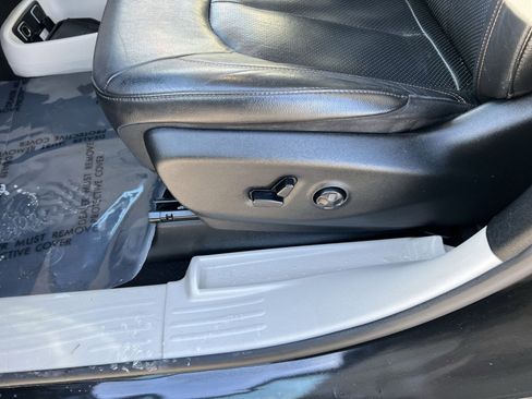 Used 2019 Chrysler Pacifica Touring-L image 14