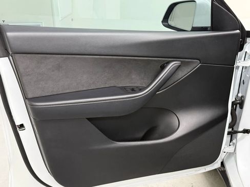 Used 2022 Tesla Model Y Long Range image 16