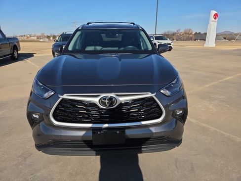 Used 2024 Toyota Highlander XLE image 2