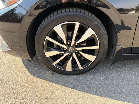 Used 2021 Nissan Sentra SV w/ SV Premium Package image 32