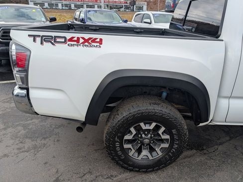 Used 2022 Toyota Tacoma TRD Off-Road image 8