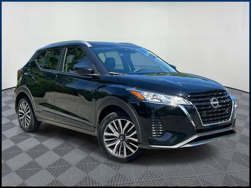 Used 2022 Nissan Kicks SV FWD image 1