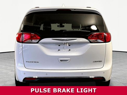 Used 2018 Chrysler Pacifica Limited w/ Tire & Wheel Group FWD image 5