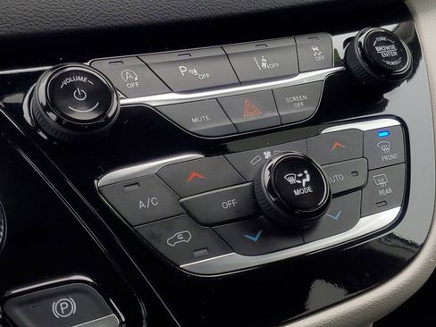 Used 2024 Chrysler Pacifica Touring-L FWD image 25