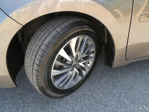 Used 2017 Toyota Corolla XLE FWD image 32