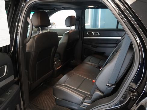 Used 2017 Ford Explorer XLT w/ Equipment Group 202A AWD/4WD image 18