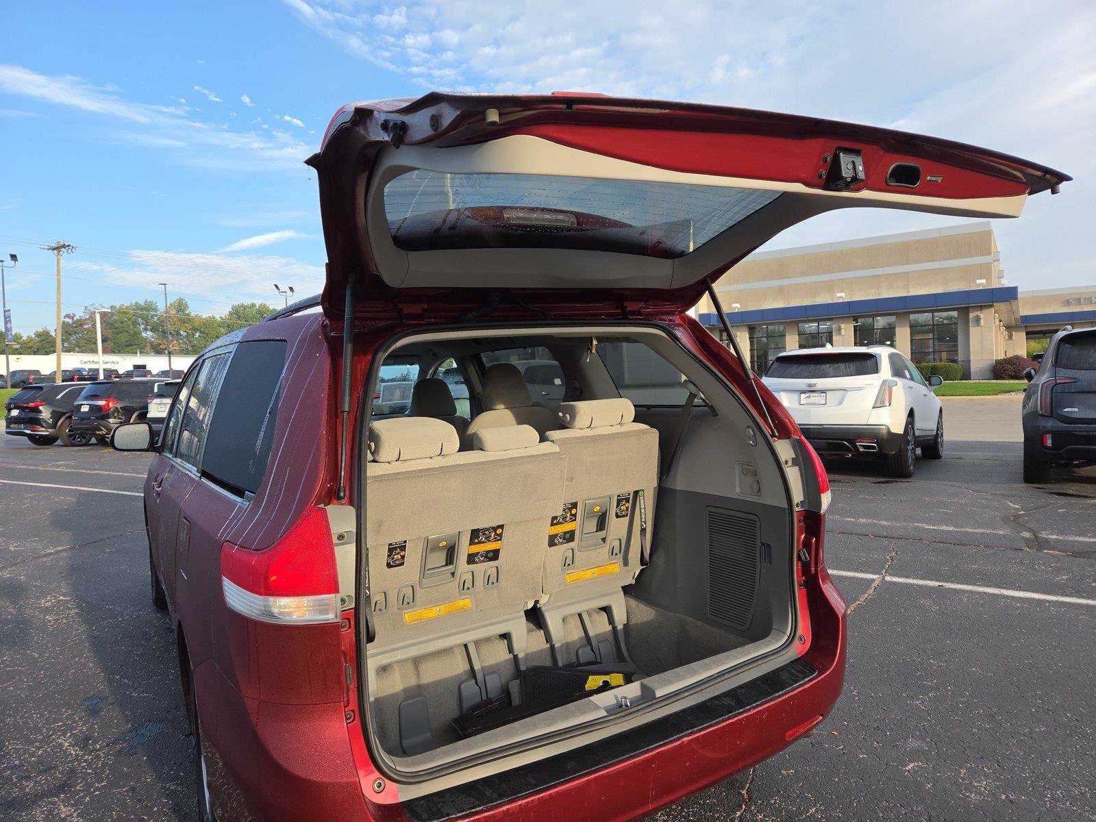 Used 2014 Toyota Sienna LE FWD image 28