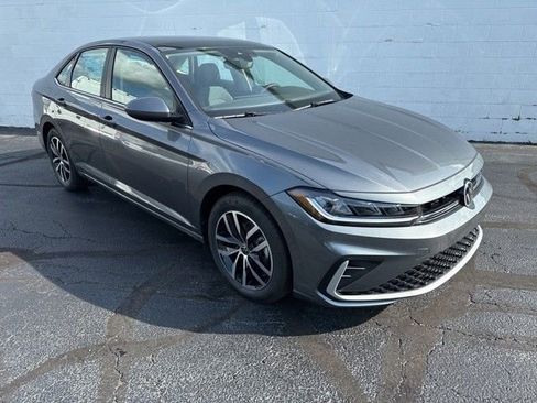 Used 2025 Volkswagen Jetta SE FWD image 16