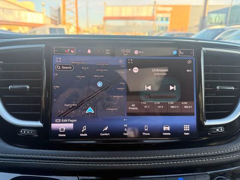 Used 2023 Chrysler Pacifica Limited image 21