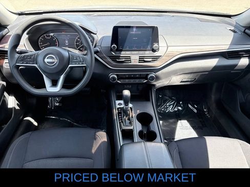 Used 2025 Nissan Altima 2.5 SV FWD image 9