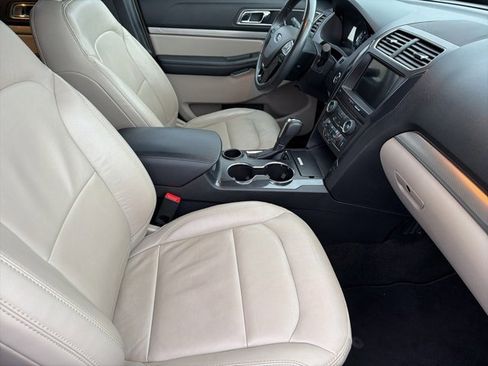Used 2018 Ford Explorer XLT w/ Equipment Group 202A image 33