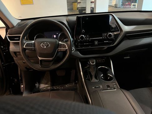 Used 2025 Toyota Highlander LE FWD image 36