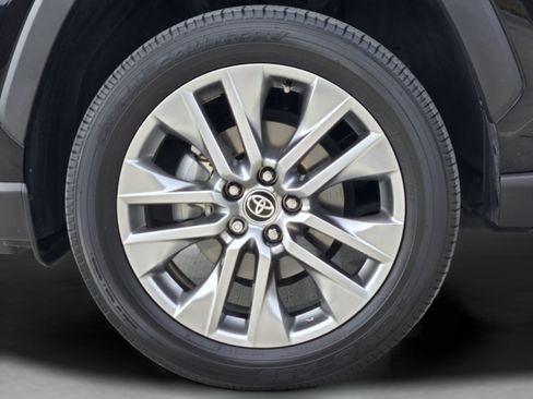 Used 2022 Toyota RAV4 XLE Premium FWD image 31