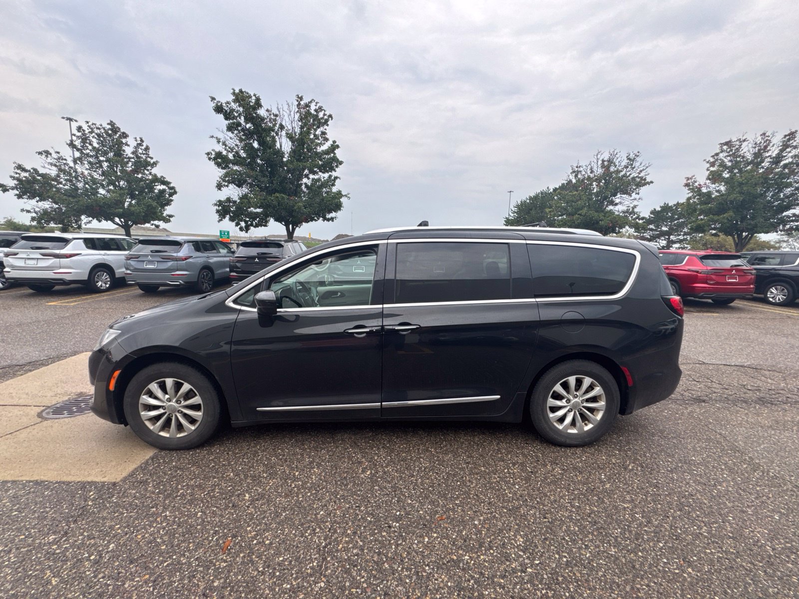 Used 2018 Chrysler Pacifica Touring-L FWD image 2