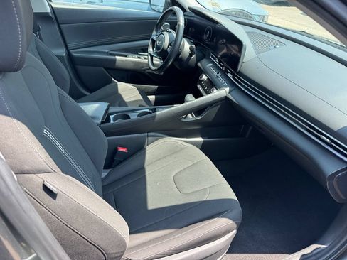 Used 2025 Hyundai Elantra SEL FWD image 16