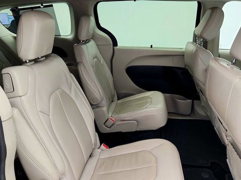 Used 2021 Chrysler Pacifica Touring-L FWD image 24