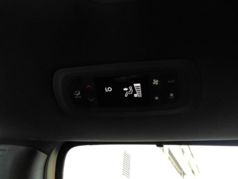 Used 2025 Chrysler Pacifica Select FWD image 34