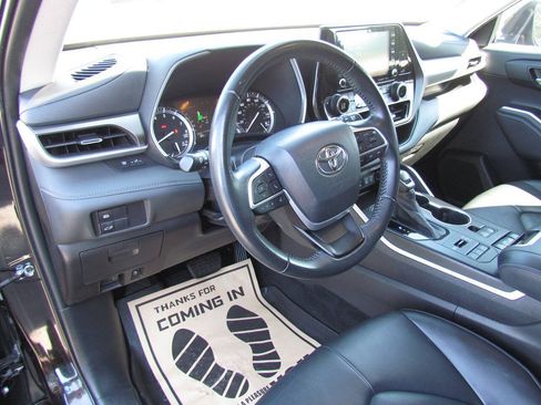Used 2022 Toyota Highlander XLE AWD/4WD image 9