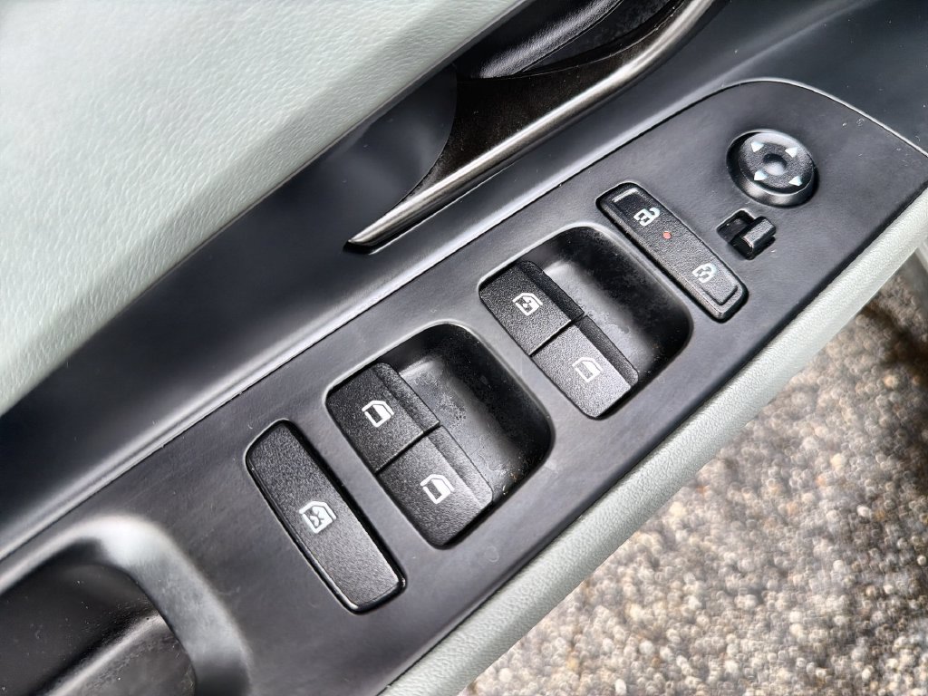 Used 2025 Hyundai Elantra Limited FWD image 15