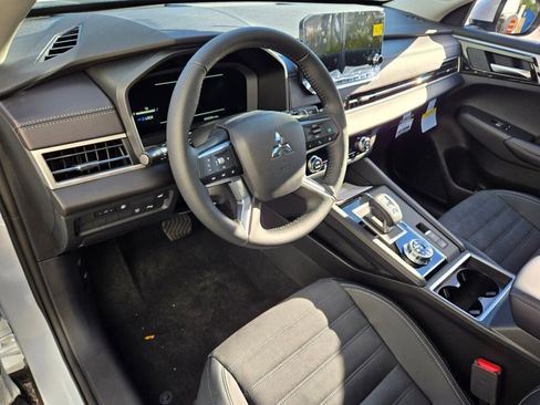 New 2025 Mitsubishi Outlander SE image 18