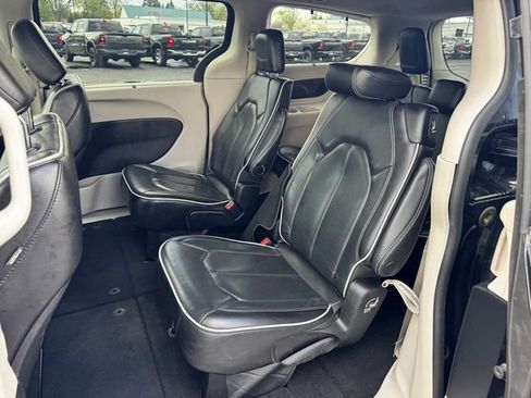 Used 2023 Chrysler Pacifica Limited FWD image 19