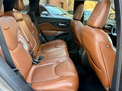Used 2019 Jeep Cherokee Overland w/ Technology Group AWD/4WD image 23