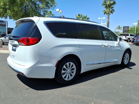 Used 2019 Chrysler Pacifica Touring-L image 5