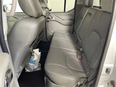 Used 2014 Nissan Frontier SL w/ SL Moonroof Package image 18