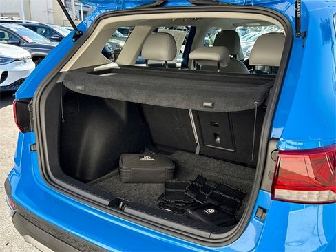 Certified 2023 Volkswagen Taos SE w/ Panoramic Sunroof Package image 11