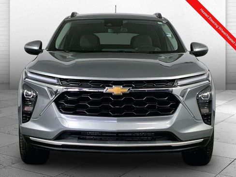 Used 2025 Chevrolet Trax LT w/ LT Convenience Package image 2