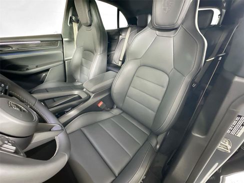 Certified 2025 Porsche Macan Turbo Electric AWD/4WD image 5