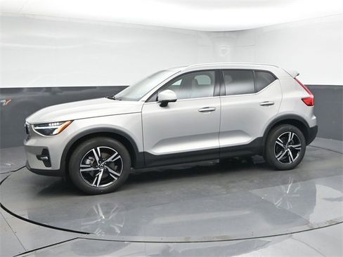 Used 2023 Volvo XC40 B5 Plus image 4