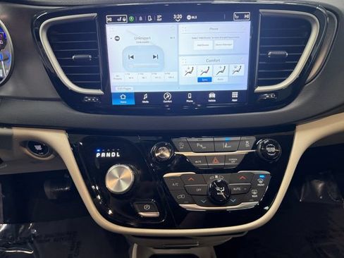 Used 2024 Chrysler Pacifica Touring-L FWD image 6
