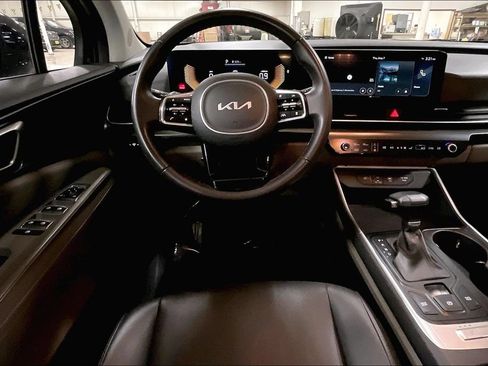 Used 2025 Kia Carnival FWD image 5