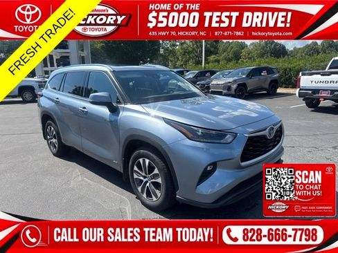 Used 2021 Toyota Highlander XLE AWD/4WD image 1