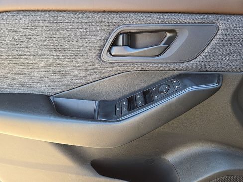 Used 2023 Nissan Rogue S FWD image 18