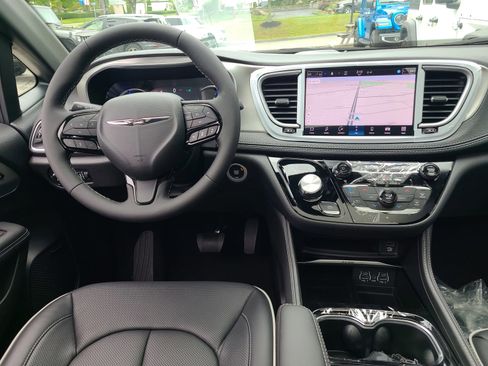 New 2023 Chrysler Pacifica Limited w/ Uconnect Theater Family Group image 42