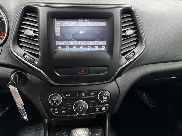 Used 2019 Jeep Cherokee Latitude w/ Popular Appearance Group AWD/4WD image 15