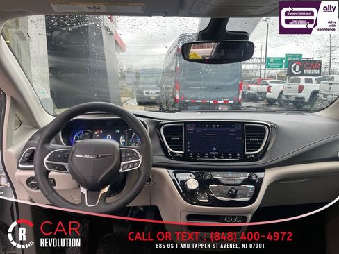 Used 2024 Chrysler Pacifica Limited FWD image 38