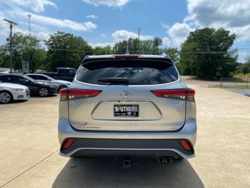 Used 2021 Toyota Highlander XSE FWD image 6