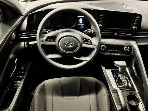 Used 2021 Hyundai Elantra SEL w/ Preferred Accessory Package FWD image 12
