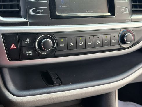 Used 2018 Toyota Highlander LE FWD image 5