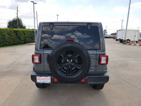 Used 2023 Jeep Wrangler Unlimited Sahara w/ LED Lighting Group AWD/4WD image 6