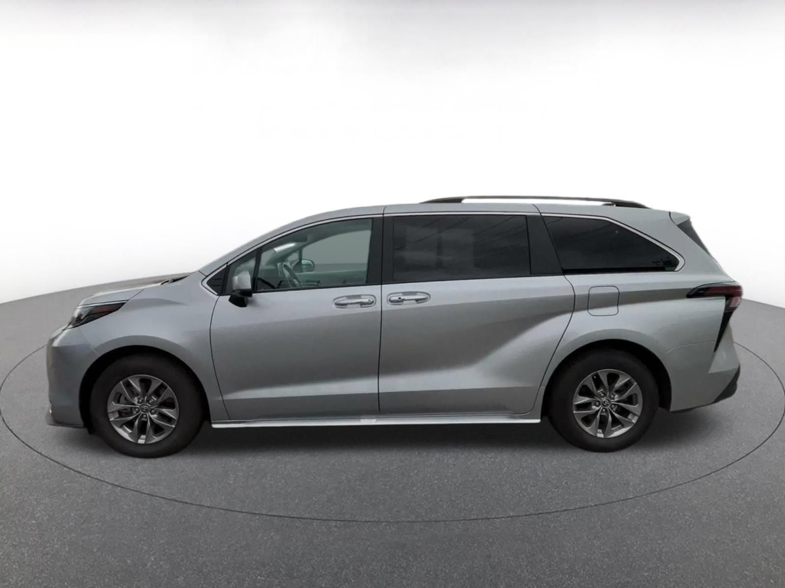 Used 2025 Toyota Sienna XLE FWD image 8